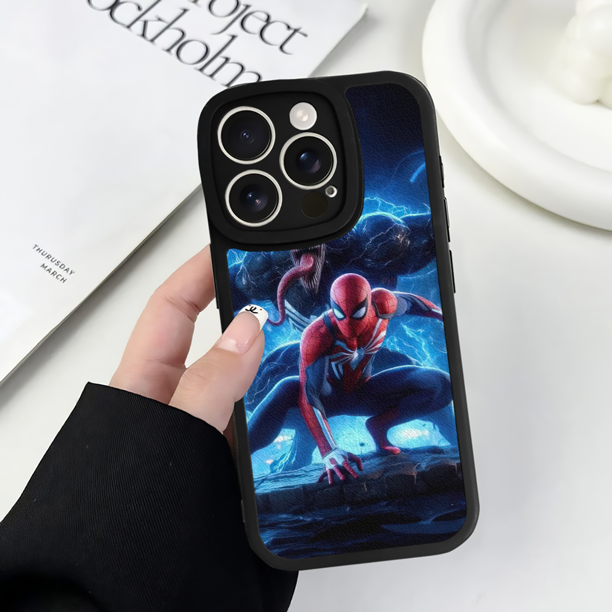 （画像用） Spider Man スパイダーマン 【iPhone 16シリーズ対応】シリコンスマホケース（レザー調） 材質：シリコン